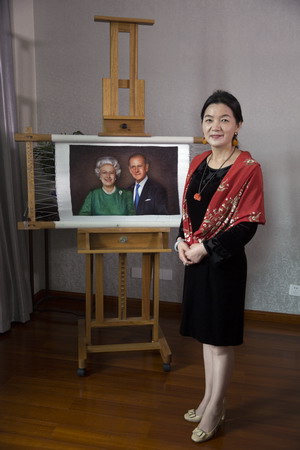 姚建萍再绣国礼英国女王夫妇肖像