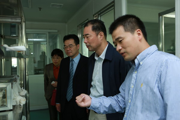 朱毅民调研江苏省血吸虫病防治研究所