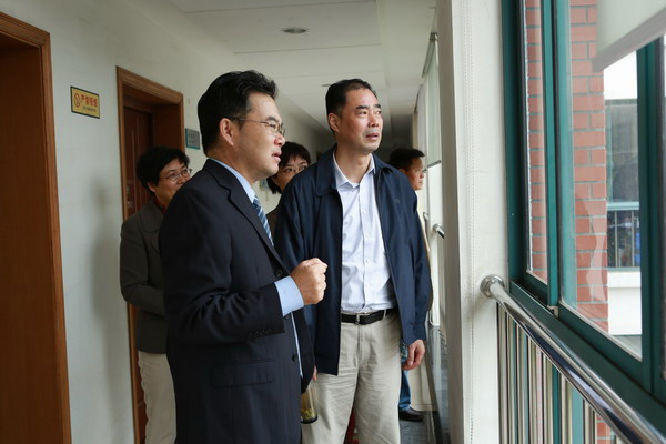 朱毅民调研江苏省血吸虫病防治研究所